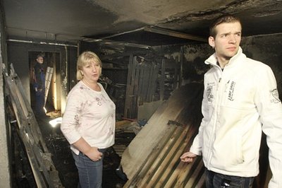 Eike Neubert mit ihrem Sohn Patrick im Keller des Aufgangs Usti nad Labem 239. Eike Neuberts Wohnung befindet sich direkt über dem ausgebrannten Kellerbereich. Sie plant nun, aus der Wohnung auszuziehen. 