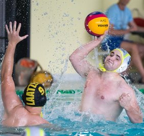 Laurence Bolmann, hier im Spiel gegen die Spielvereinigung Laatzen, zählt zu den Dauerbrennern im Kader des SVV Plauen. Mit seiner Hilfe wollen die Vogtländer das Spitzenspiel gegen den OSC Potsdam II gewinnen, um sich damit optimal auf die eine Woche später stattfindenden Aufstiegsspiele vorzubereiten. 