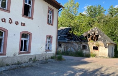Die alte Mangel in Erdmannsdorf soll voraussichtlich im Herbst abgerissen werden. Das Landratsamt bereitet den Abbruch als Ersatzvornahme vor. Das heißt, der Landkreis bezahlt zunächst die beauftragten Arbeiten und stellt sie danach dem Eigentümer in Rechnung. 