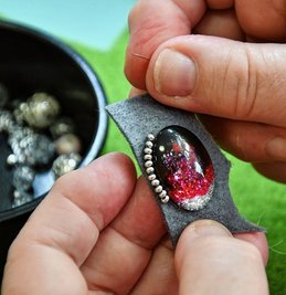 Perlen fassen den Schmuck ein.