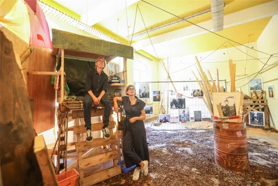 Kuratorin Claudia Tittel und Lars Neuenfeld, Sprecher der „Begehungen“, im Raum mit der Installation „Lützerath ist weggebaggert - aber die Erinnerung bleibt“. Foto: Toni Söll