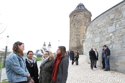 Der Rote Turm gehört zur historischen Stadtmauer rund um den Campus der Plauener Berufsakademie.