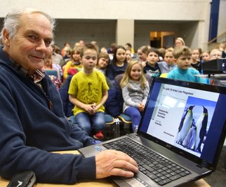 Vereinschef Prof. Klaus Eulenberger in seinem Element: Bei einem Termin in der Kinderuni in Hohenstein-Ernstthal begeisterte er jüngst Mädchen und Jungen für die Tierwelt. 