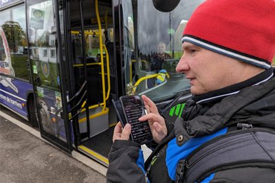Lars Geithner – bis auf einen geringen Sehrest ist er blind – lässt sich auf seinem Handy den Fahrplan ansagen.