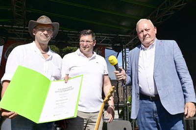 Bäckermeister Frank Behrendt (links) erhielt von Peter Seidel (rechts), Vizepräsident der Handwerkskammer Chemnitz, den Silbernen Meisterbrief und auch von Landrat Thomas Hennig lobende Worte.