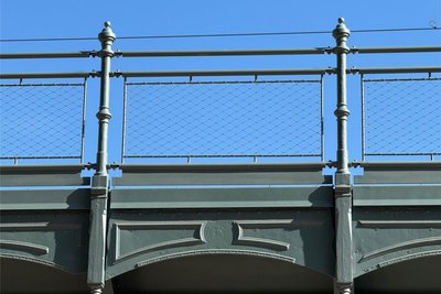 Das Geländer des Viadukts wurde komplett neu angefertigt, dabei wurde sich sehr stark am Original orientiert. Nur die Netzte gab es 1908 noch nicht. Die großen Öffnungen wären heute nicht mehr zulässig.