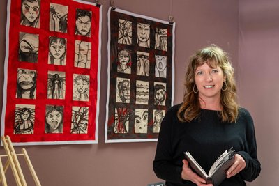 Katrin Richter gehört zu den „Vier in der Fünf“, Künstlerinnen, die sich in einer Schau in der Rathaushausstraße 5 in Rochlitz mit dem weiblichen Blick auf Kunst beschäftigen.