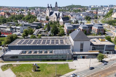 Das Stadtbad an der Hofer Straße vor der Plauen-Kulisse. Das Bad wird nun ausgebaut.