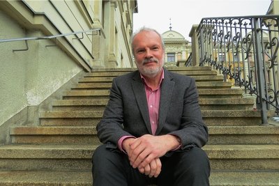 Ab August wird der Weg von Andreas Rubner ein anderer sein: Er führt nicht mehr ins Rathaus, auf dessen Treppe der 66-Jährige sich für das Foto gesetzt hat. Sein Weg in Markneukirchen geht anders weiter.