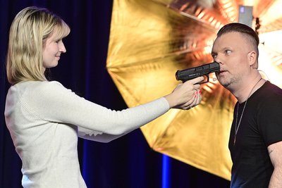 Der Magier Christopher Köhler verzauberte jüngst in Markneukirchen sein Publikum. Am Samstag ist er in Schneeberg zu erleben.
