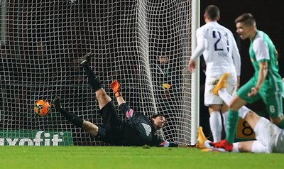 Im Bild: Tor für Werder Bremen II. Den Treffer zum 2:0 durch Björn Rother (re.) kann Aues Torhüter Martin Männel nicht verhindern.