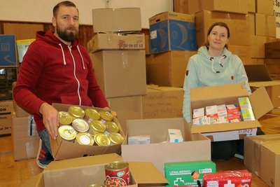 Das Mühltroffer Ehepaar Ray Zimmermann und Franziska Lässig hat mit Helfern die Spendengüter in Kartons gepackt und beschriftet. 