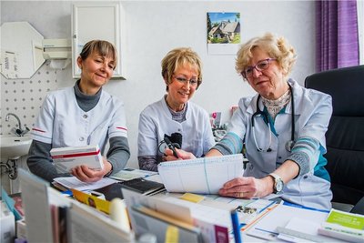 Sie verabschieden sich nach drei Jahrzehnten von ihren Patienten: Hausärztin Dr. Sylvia Reich mit ihren Arzthelferinnen Susann Weißbach und Ramona Dettmer (von rechts nach links). Sylvia Reich geht in Rente, ihre Praxis auf dem Auer Brünlasberg schließt Ende Juni.