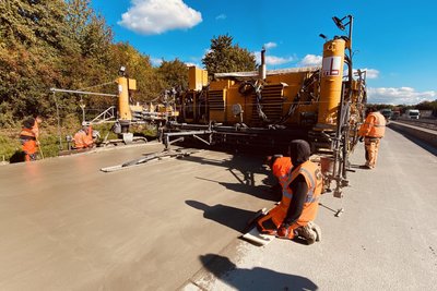 Pause machen? Für Bauarbeiter ja, für die Maschinen nicht: Die neue Fahrbahn der A 4 Dresden-Chemnitz im Bereich der Anschlussstelle Wilsdruff bekommt derzeit den letzten Schliff.