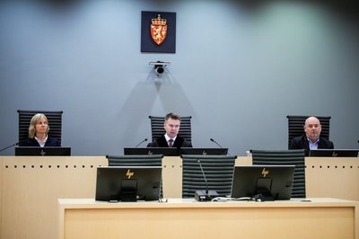 128 Seiten zum Urteil verliest Richter Jon Sverdrup Efjestad (Mitte). 