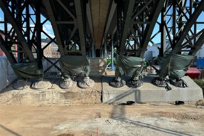 Die stählernen Bogenkonstruktionen über den Chemnitzfluss und die Beckerstraße ruhen auf runden Stahlteilen ("Elefantenfüße"), die die Last auf Betonfundamente ableiten.