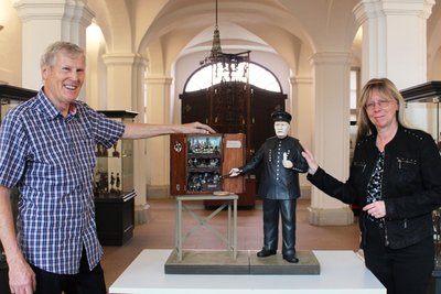 Bernd Sparmann spricht am Samstag im Museum, hier mit Museumsleiterin Regina Krippner.