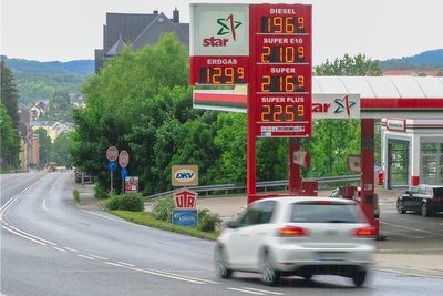 Sollen bald spürbar sinken: die Spritpreise. 