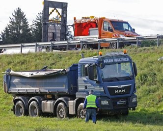 Der Lastwagen hatte sich auf durchweichtem Boden festgefahren. 