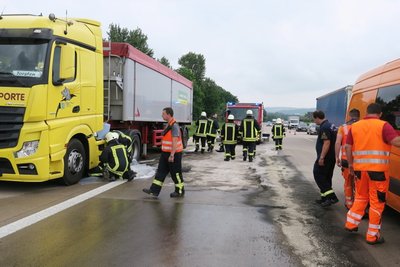 Etwa 400 Liter Diesel hat ein Laster am Donnerstagmittag auf der A 4 verloren.