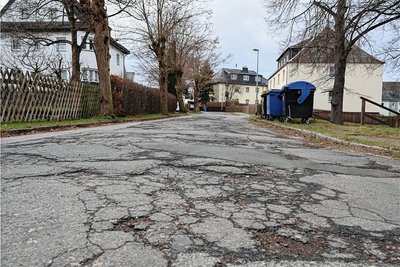 Die Gutenbergstraße in Lugau ist stark sanierungsbedürftig. Die Stadt will 530.000 Euro in die Instandsetzung investieren. An Eigenmitteln sind  216.000 Euro geplant, der Großteil der Maßnahme soll über Fördermittel finanziert werden.  
