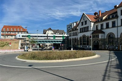 Die Eisenbahnbrücke über die Reichenhainer Straße am Bahnhof Mitte im Zuge des Chemnitzer Bahnbogens wurde durch einen Neubau aus Stahlbeton ersetzt. Die sichtbaren Seitenteile der alten Brückenkörper wurden saniert und der neuen Brücke vorgeblendet, was den gelungenen Eindruck vermittelt, es handele sich um die alte Stahlbrücke.