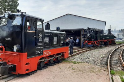 Zu den Tagen des offenen Lokschuppens der Museumsbahn Schönheide kann man beide Loks im Fahrbetrieb erleben.