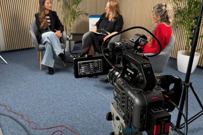 Rechtsanwältin Martina Flade (links) und Sozialwissenschaftlerin Claudia Rahnfeld (rechts) diskutieren über die Empörungskultur nach dem Bekanntwerden des Skandals um Ulmen/Fernandes.