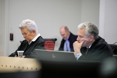 Regungslos nehmen Høibys Verteidiger das Urteil gegen ihren Mandaten auf. 