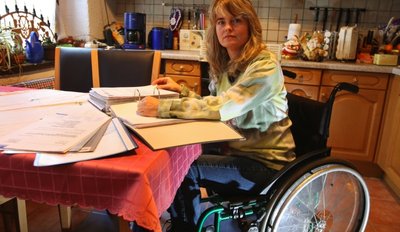 
              <p class="artikelinhalt">Jahrelang musste Simone Günther, die seit 2001 im Rollstuhl sitzt, darum kämpfen, dass sie überhaupt als schwer behindert eingestuft wurde.</p>
            