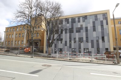 Tradition trifft auf Moderne: Das altehrwürdige Gebäude wurde um einen futuristisch anmutenden Anbau erweitert. 