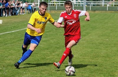 Kampf um den Ball: Reichenbachs Allrounder Marius Horn (links) und Mülsens Niklas Böhm. 