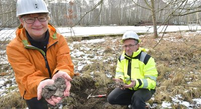 Haldengelände am ehemaligen Davidschacht. Jana Pinka und Frank Haubrich am Stellplatz der künftigen Arbeitscontainer für Aufbereitungstechnik. Auf der Flotationshalde werden Aufbereitungsrückstände wie Zinkblende, Pyrit und Arsenkies aus aufgemahlenen Gneis gewonnen. 