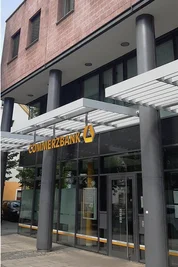 Eingang der Commerzbank-Filiale in Schwarzenberg. 