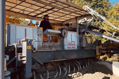 Zentimeter für Zentimeter bewegt sich der Betonfertiger derzeit bei Wilsdruff vorwärts, Tag um Tag und Nacht für Nacht. Im Dezember soll die Baustelle freigegeben werden.