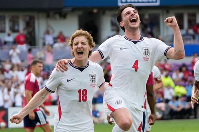 Anthony Gordon (links) und Declan Rice treffen beide beim Sieg Englands im letzten Test vor der WM.