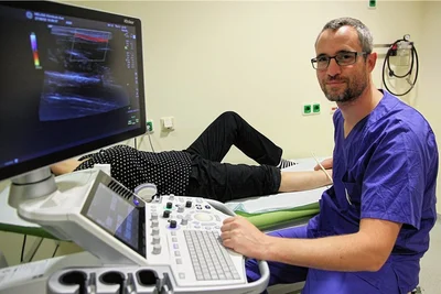 Angiologe Holger Fischer bei der Untersuchung der Gefäße einer Patientin. 
