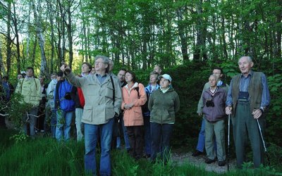 
              <p class="artikelinhalt">Claus Leichsenring zeigt den Teilnehmern der Wanderung, welcher Vogel wo singt. </p>
            