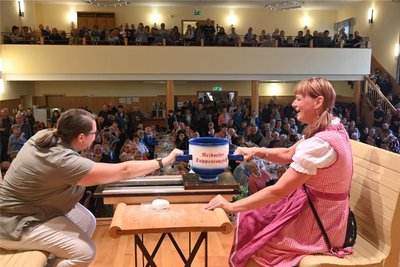 Zum Suppentopfziehen traten zwölf Männer sowie zwölf Frauen an. Katrin Nestler (links) ließ sich auch von Sarah Janischek nicht stoppen.