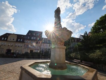Unweit vom Rathaus befindet sich der Brunnen mit der "Kalten Hedwig". Nach der Restaurierung wurde die Figur 1999 wieder aufgestellt.