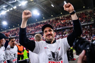 Julian Schuster jubelte emotional über den Finaleinzug - und möchte seinen Weg mit dem SC Freiburg nun krönen. (Archivbild)