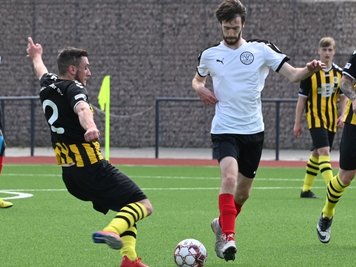 Einen abwechslungsreichen Schlagabtausch haben sich Lauter - hier in Person von Tim Kunze (r.) am Ball - und der Neustädtler SV geliefert. Letztlich zogen die Gäste um Darius Pagel (l.) mit 4:3 ins Halbfinale ein. 