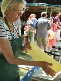 Imkerin Gudrun Ludwig beim Gießen von Zwischenwänden.