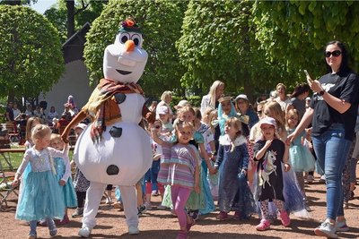 Mehrmals im Jahr steigt im Schlosspark Lichtenwalde der sogenannte Sterntaler Day. Am 15. Mai führte sogar ein Schneemann die Polonaise aus kleinen Märchenfreunden samt Eltern und Großeltern an. Auch in den kommenden Jahren soll es in Schloss Lichtenwalde märchenhaft zugehen.
