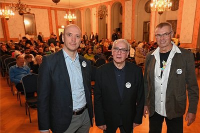 Andreas Schettler (r.), der Vorsitzende des Freiberger Forums, und Dominik Kern (l.) als Organisator begrüßten Imad Karim im Städtischen Festsaal in Freiberg. Foto: Falk Bernhardt