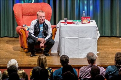 Uwe Steimle bei einem Auftritt vor wenigen Wochen in Seiffen. Am Samstag kommt der Kabarettist und Schauspieler auch nach Rochlitz. Foto: Kristian Hahn