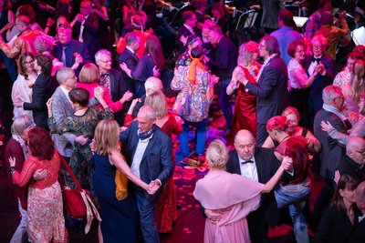 Dreimal Walzer, danach wurde das Büfett eröffnet. Getanzt werden konnte den ganzen Abend auf drei Floors. Auf der Kleinen Bühne gab es argentinischen Tango, im Löwel-Foyer Disco.