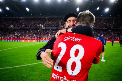 Zwei wichtige Erfolgsfaktoren: Trainer Julian Schuster (hinten) und Matthias Ginter (vorn). (Archivbild)