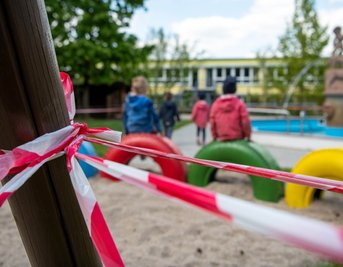 In der Rochlitzer Kindertagesstätte "Die kleinen Strolche" des Deutschen Roten Kreuzes (DRK) ist der Spielplatz wie auch in anderen Einrichtungen mit Absperrband für die einzelnen Gruppen unterteilt. 