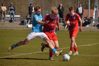 Nico Künzel (l.), hier gegen Heidenheims Kapitän Nick Rothweiler, und die U 19 des CFC treffen am Samstag auf den FC Bayern München.